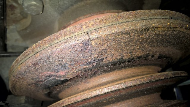 wheelhorse pto pulley crack close up.jpg